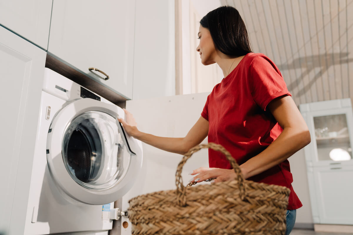 kobieta pierze koszulki z nadrukiem w pralce