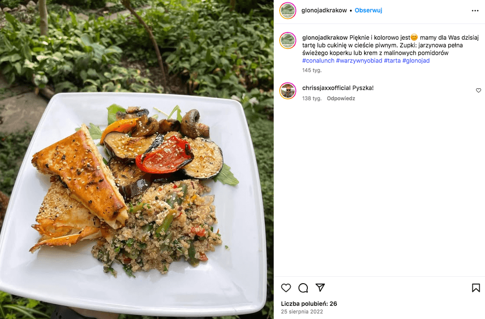 tarta warzywna na talerzu w restauracji Glonojad