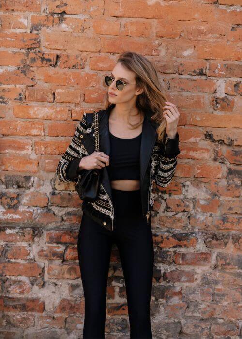 Czarne legginsy do pracy z kurtką a'la chanel