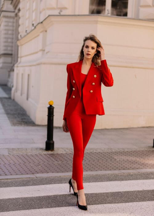 Outfit do pracy z czerwonymi legginsami i żakietem