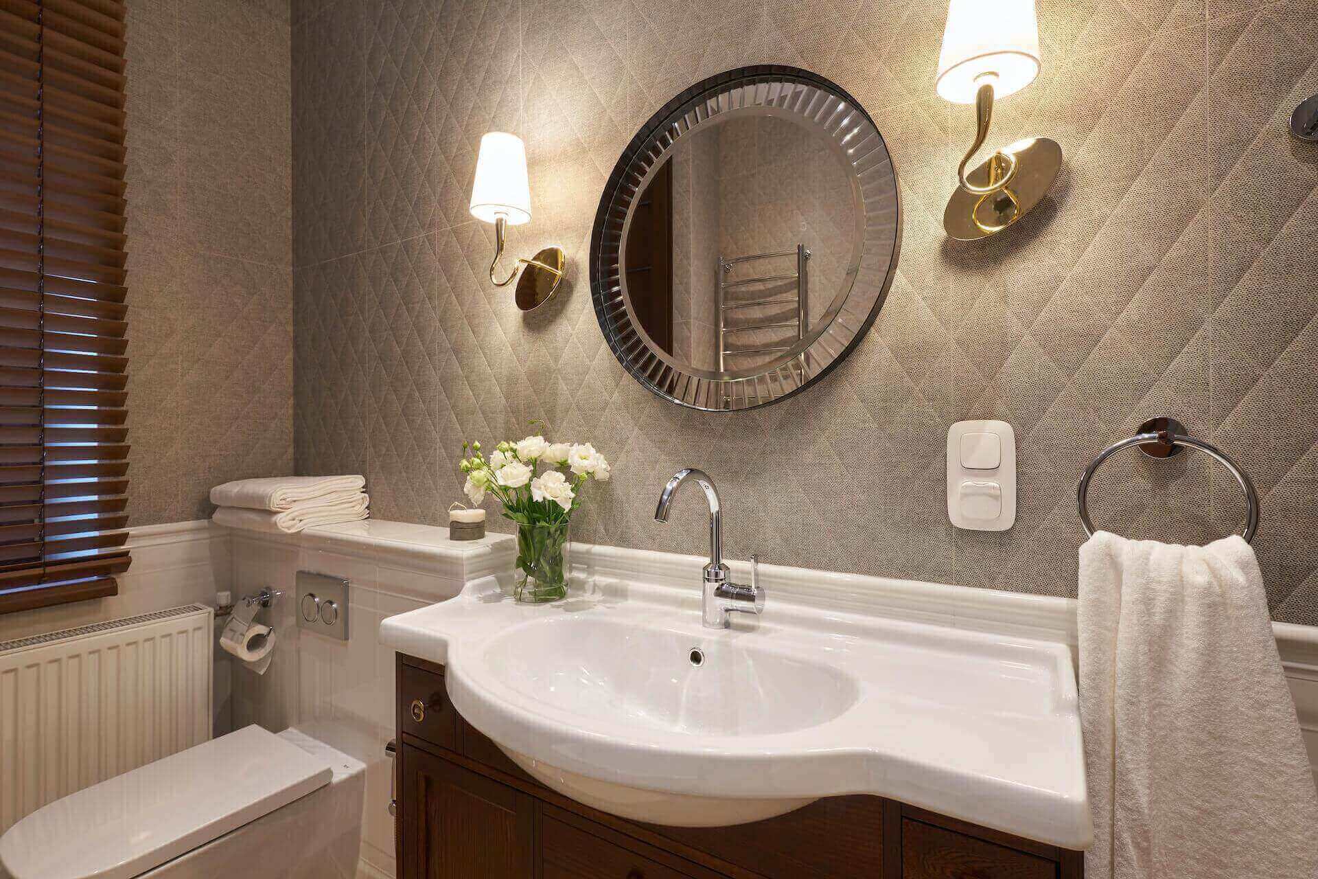 wyposażenie łazienki hotelowej z drewnem